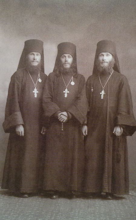  Слева направо: иеромонах Гурий, иеромонах Иннокентий, иеромонах Лев, 1916 г