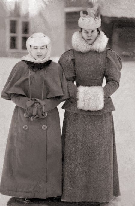 Справа налево: Мария Ивановна Быстрова, Надежда Степановна Голубева (ее двоюродная сестра).