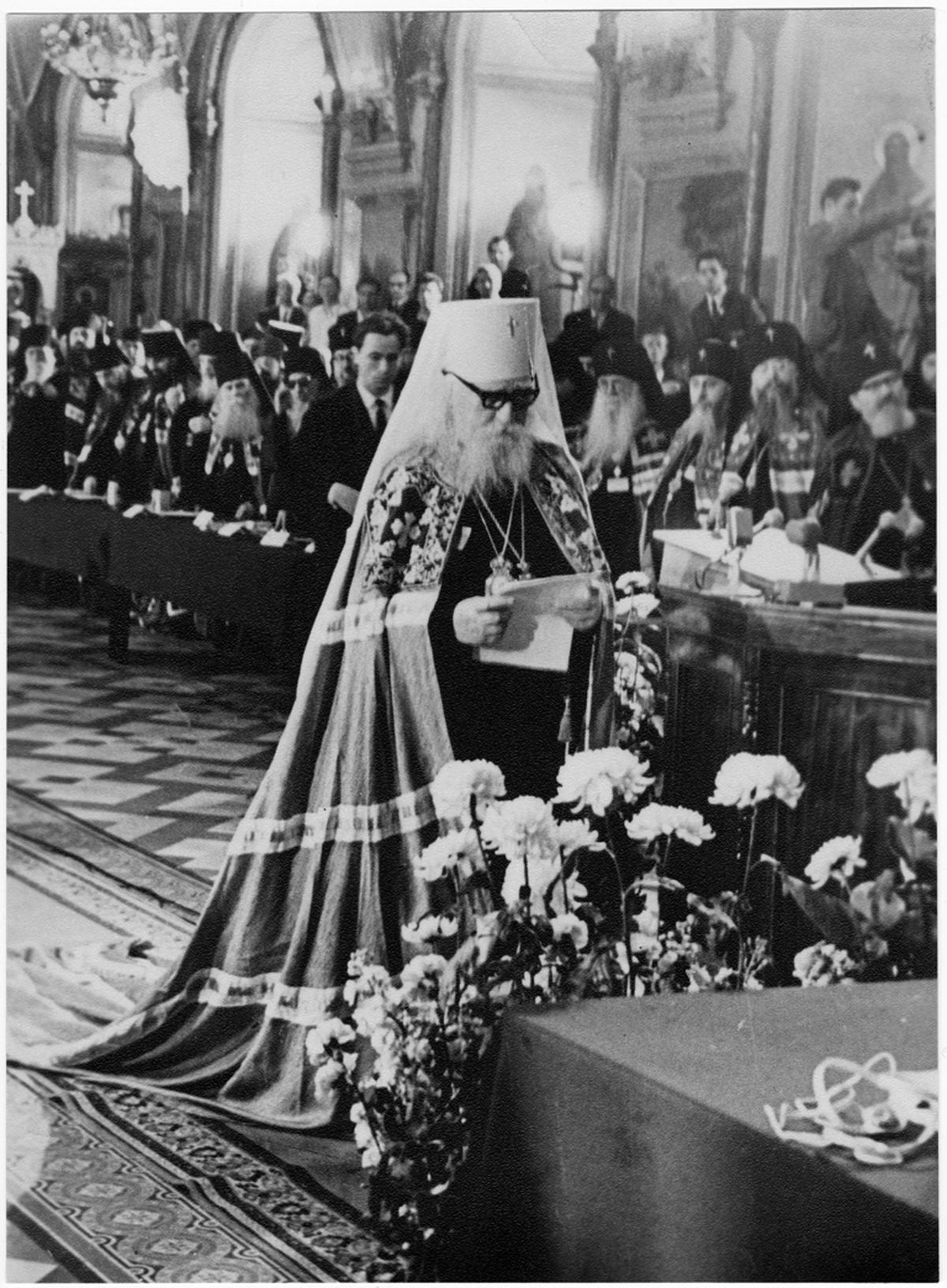 Митрополит Палладий (Шерстенников), как старейший по хиротонии, приветствует от всех архиереев Патриарха Пимена, 2 июня 1971 г.