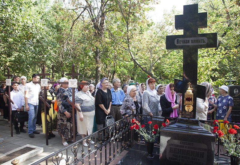 Молящиеся у могилы епископа Саратовского и Балашовского Вениамина на Воскресенском кладбище, Саратов, 2018