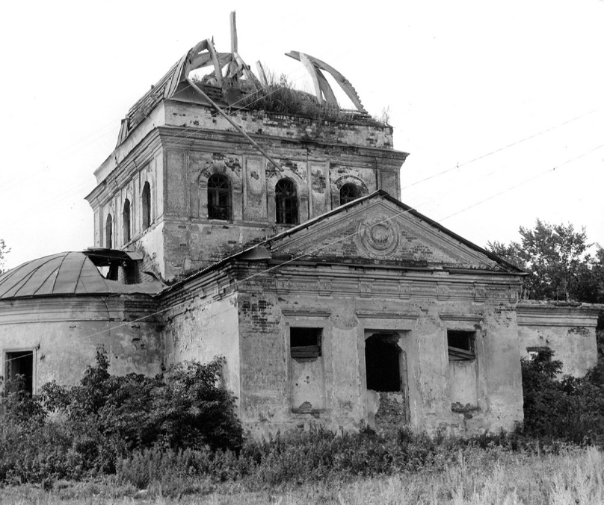 Разрушенный Михаило-Архангельский храм в селе Донгуз