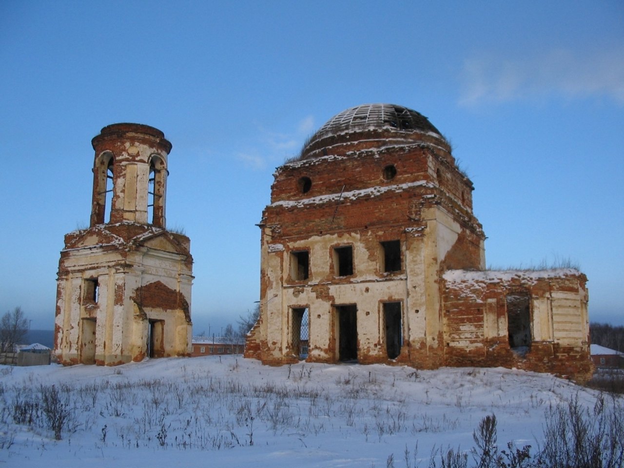 Иоанно-Златоустовский храм села Ивановка Базарно-Карабулакского района в 2005 году