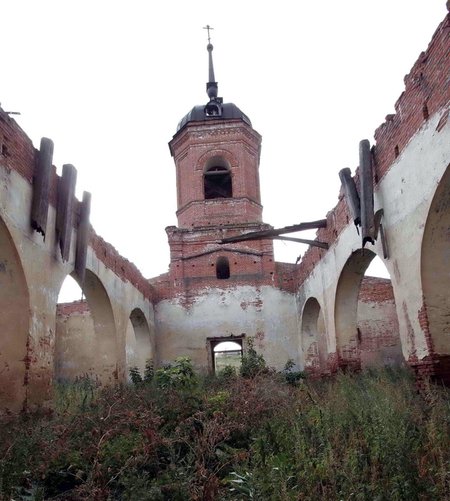 Разрушенный Никольский храм села Стригай, вид внутри.