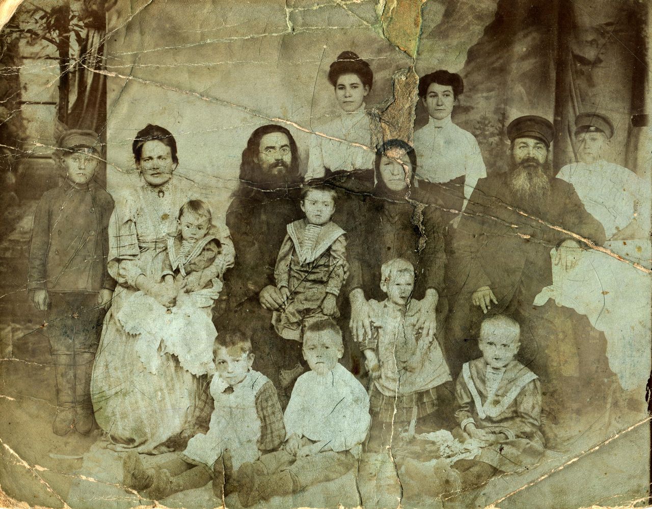Священник Василий Бохин с семьей. Фото 1920-х годов. Фото из частного архива Т. В. Дорошиной