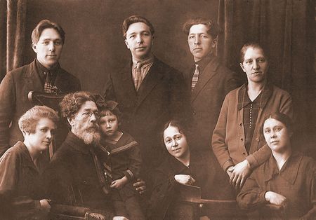 0008 Священномученик Иоанн Днепровский (1875–1937) с семьей.