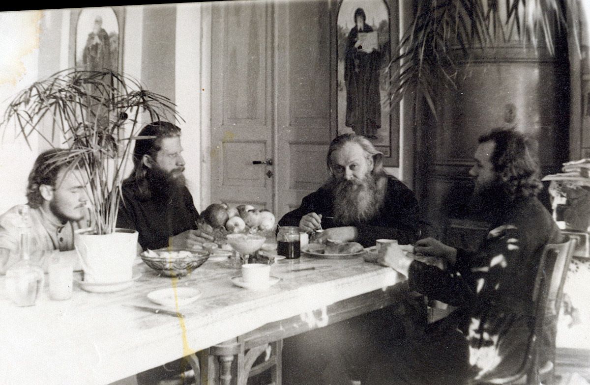Ташкент, 1947 г. Слева Игорь Мальцев, иеромонах Иоанн (Вендланд), епископ Гурий (Егоров), иподиакон Александр Хархаров