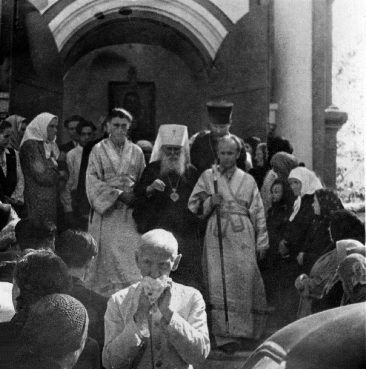 Митрополит Вениамин (Федченков) на паперти Троицкого собора