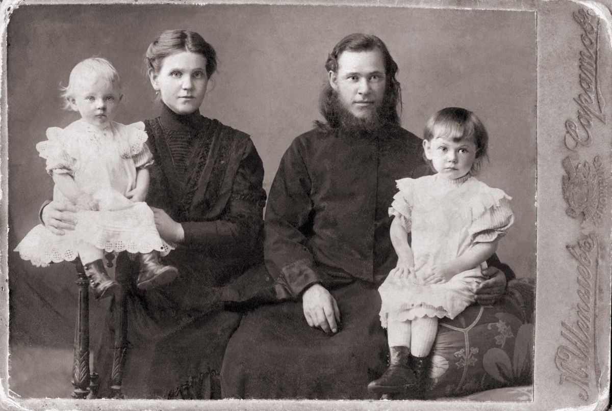 Диакон Вячеслав Кедров с супругой Марией Ивановной и дочками Ниной и Евгенией. Фото 1908–1909 года.