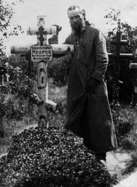 Священник  Вячеслав Кедров на могиле своего сына Владимира. 1930-е годы.