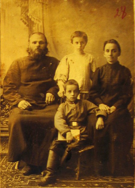 Псаломщик Павел Мазин-Оралин с семьей
