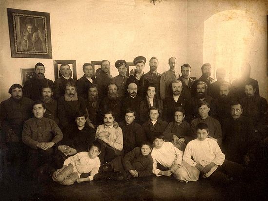 Александр и Мария Медемы. Фото на прощание с мужской группой бывших служащих. Январь 1918 года.