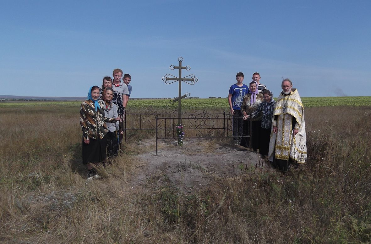 Крест на месте храма с. Берёзовский Хутор, установленный протоиереем Николаем Левановым с прихожанами. Фото 25 августа 2015 г.