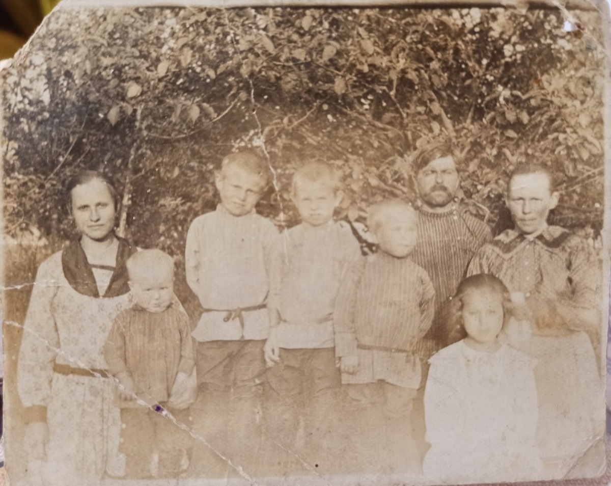 Жена Мария с детьми Трофима Михайловича и его брат Фёдор Платонов. Вероятно, фото сделано летом 1930 года