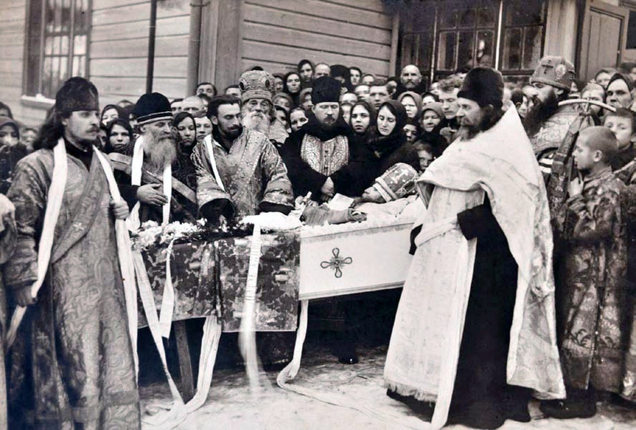 Похороны епископа Амвросия совершает епископ Иов. Мстёра. 1928 год
