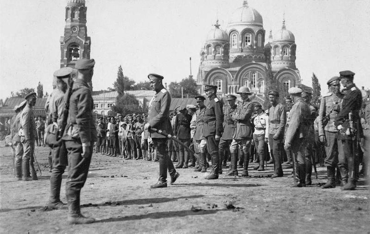 Июль 1919 г. Командующий Донской армией генерал Сидорин принимает парад в Балашове