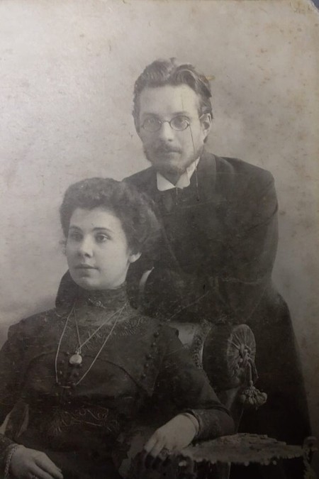 Николай и Анна Твердовские. Фото, предположительно сделано после свадьбы. Из частного архива К. А. Твердовского.