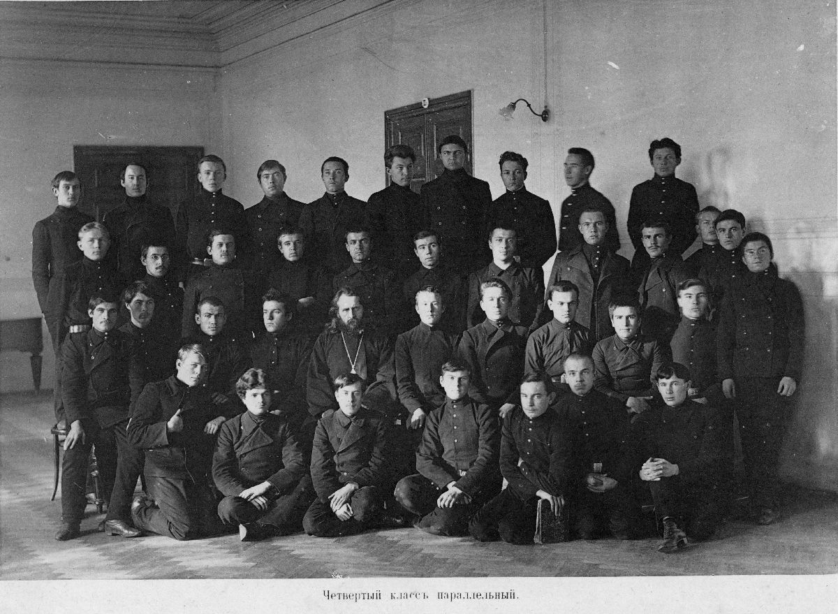 Отец Владимир с воспитанниками Саратовской семинарии. Фото 1914 года из архива Е. Б. Софинской