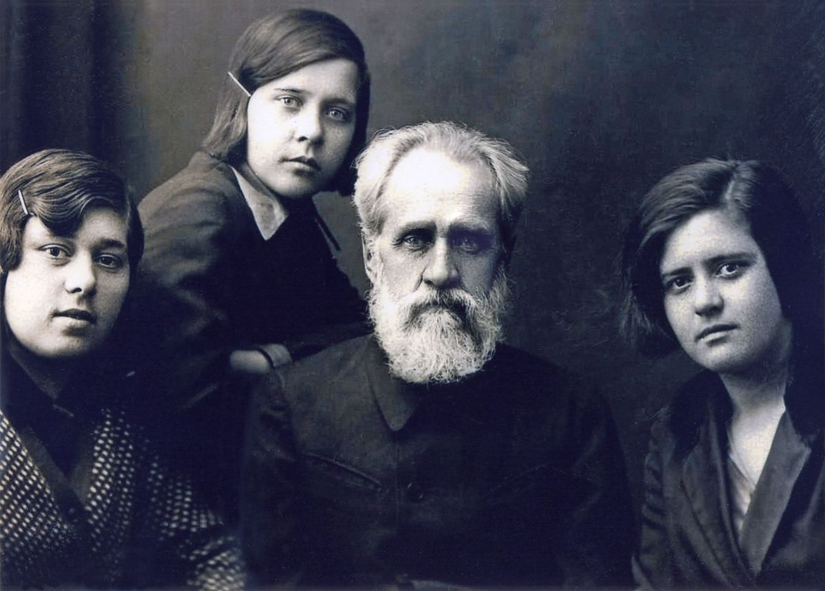 Отец Владимир с дочерьми (слева направо) Валентиной, Надеждой, Клавдией. 1936 год