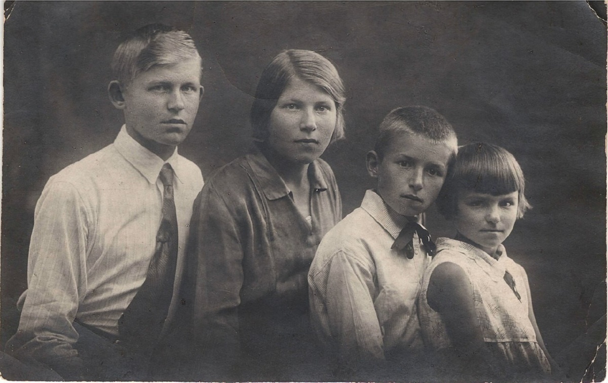Дети (слева направо) Константин, Серафима, Геннадий, Зоя (18 июля 1935 г. Бежецк)