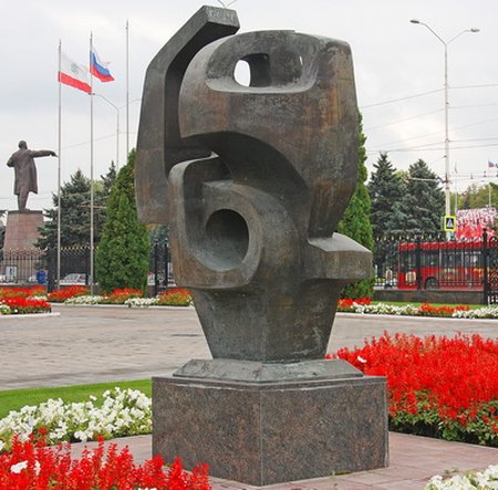 Цветник и памятник «Сердце губернии»