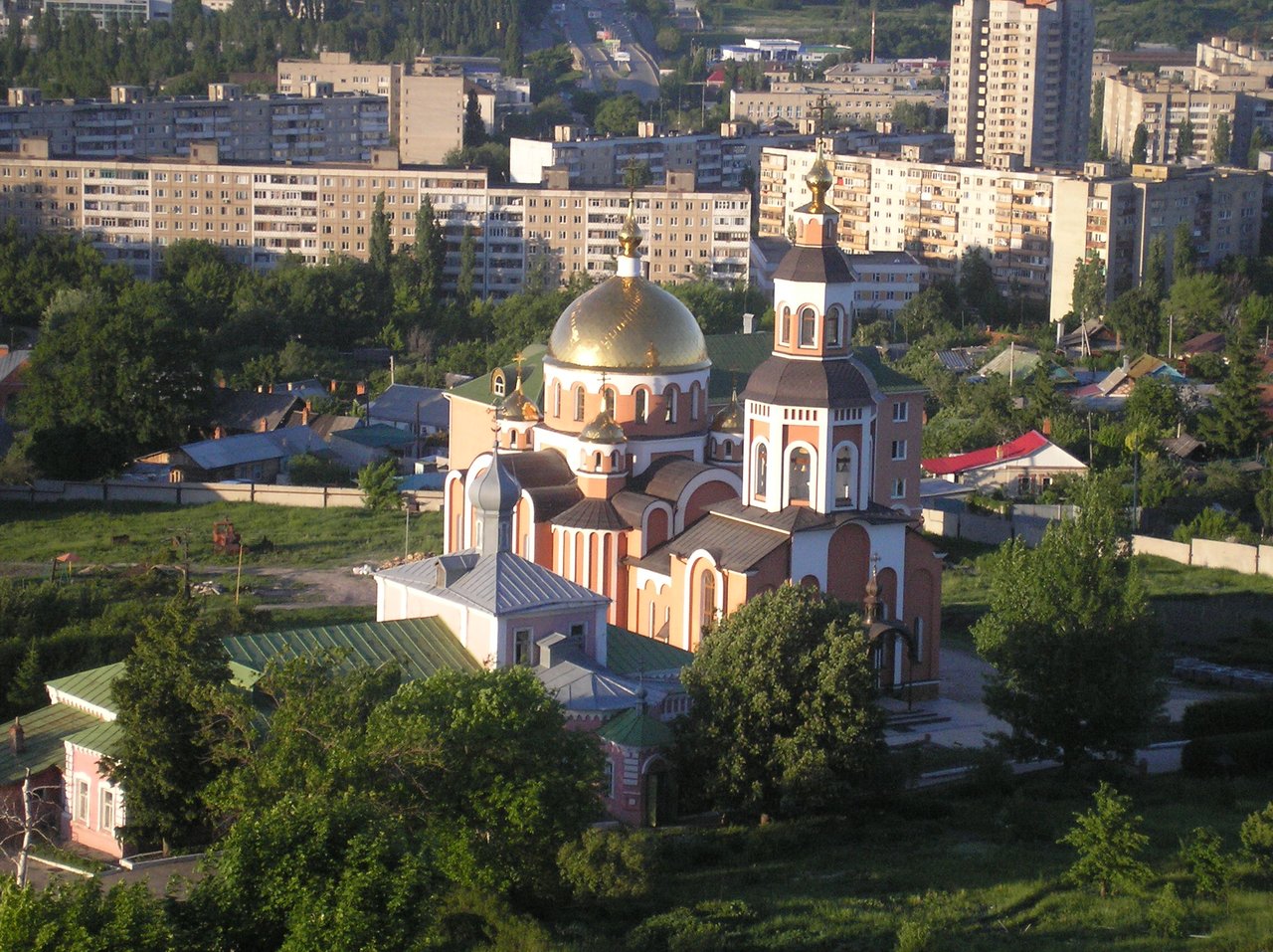 Свято-Алексиевский женский монастырь г. Саратова (на первом плане старая церковь скита)
