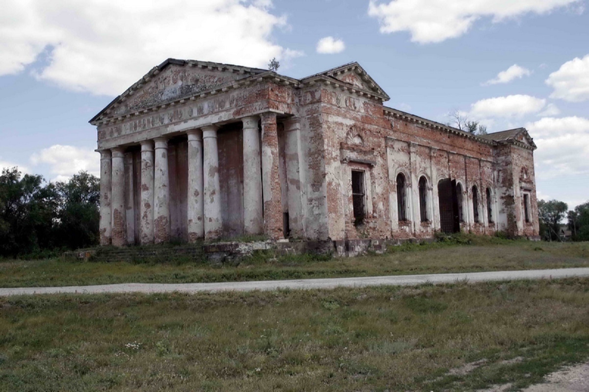 Разрушенное здание Покровского храма села Ключи в наши дни